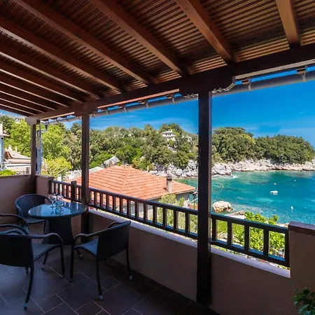 Apartment Kastro *